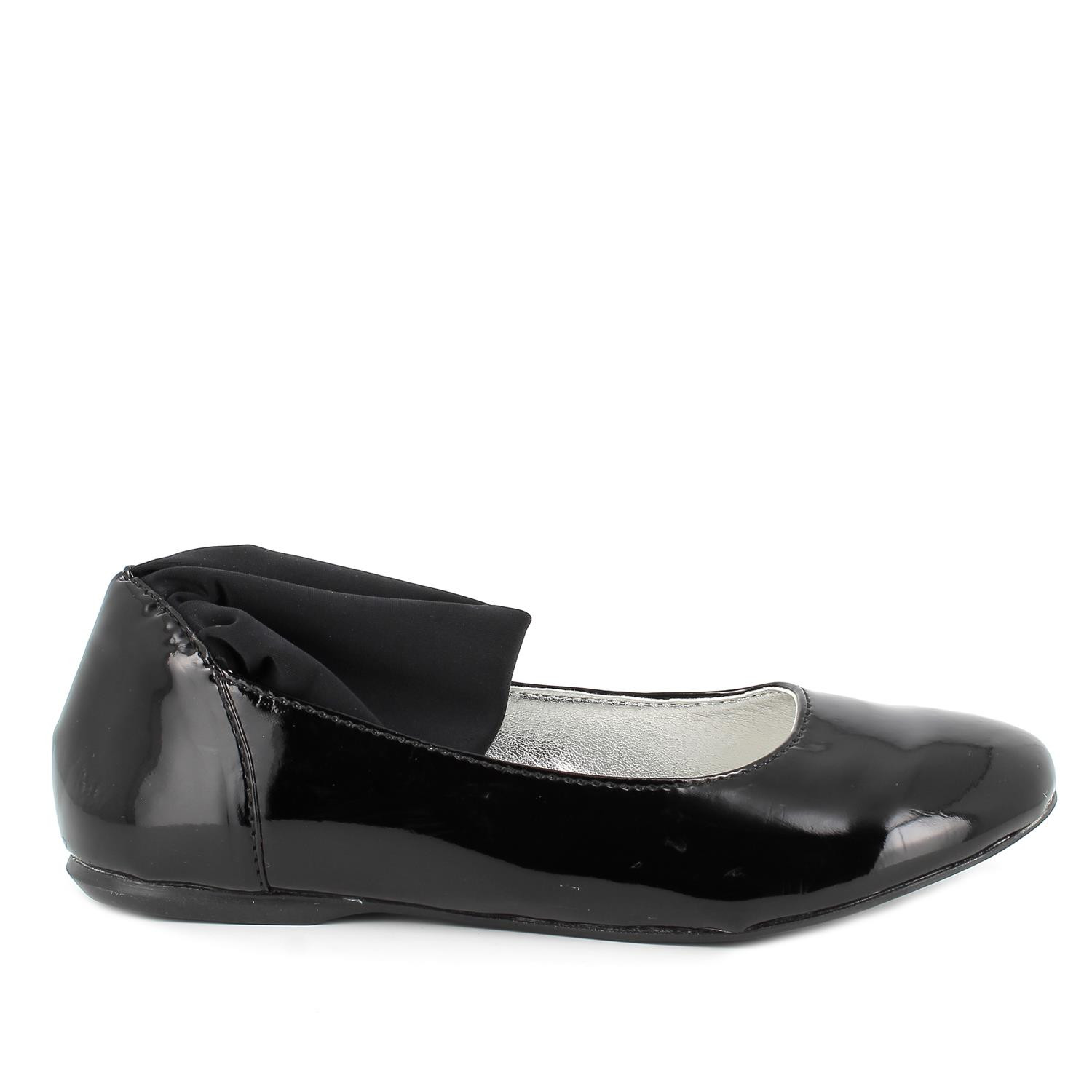 Ballerine in vernice nero con fascia elastica sulla caviglia
