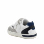Sneaker pour garçon blanc et gris avec velcro Sneaker pour garçon blanc et gris avec velcro